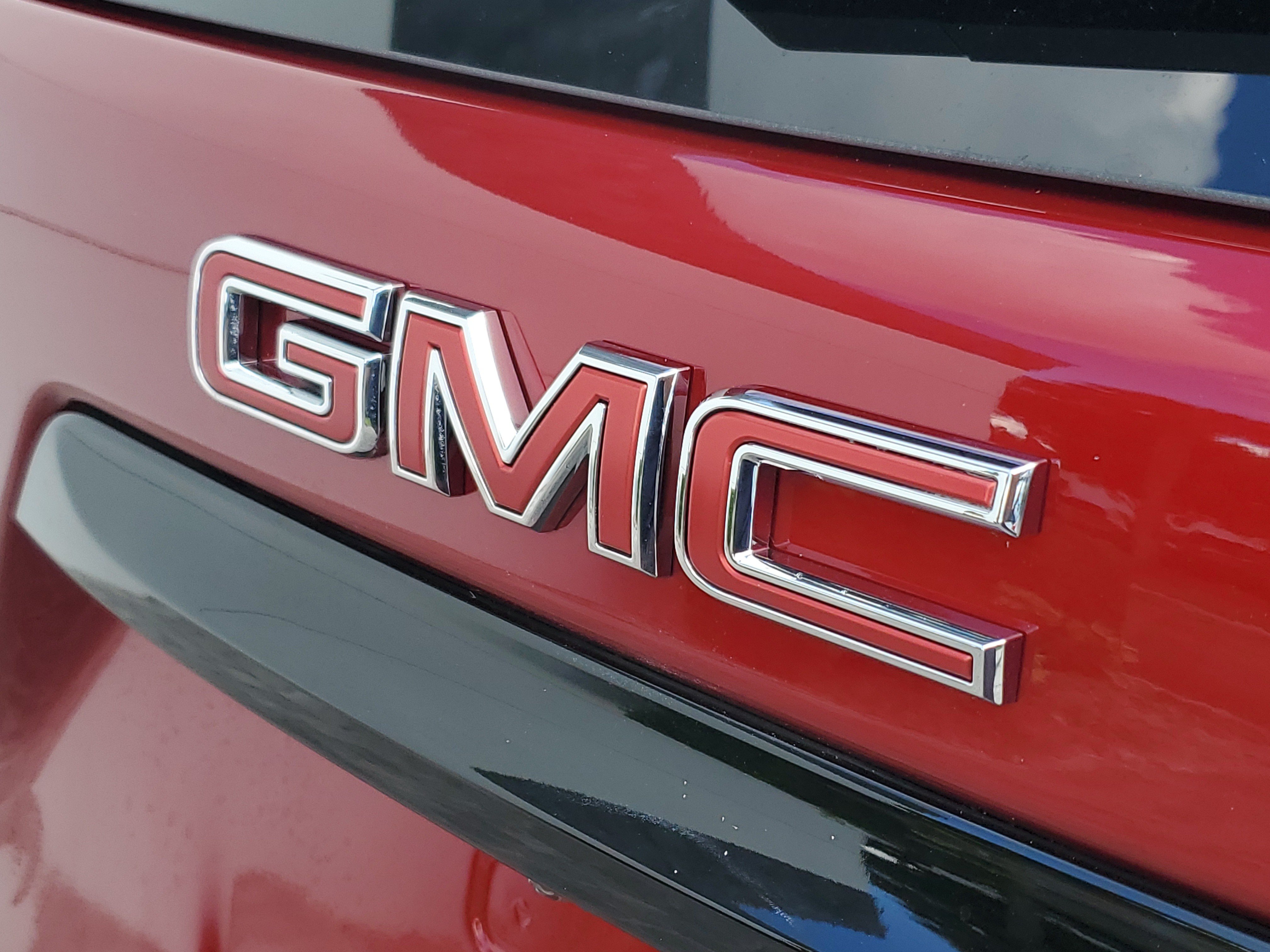 Used 2023 GMC Terrain SLT w/ Tech Package FWD image 9