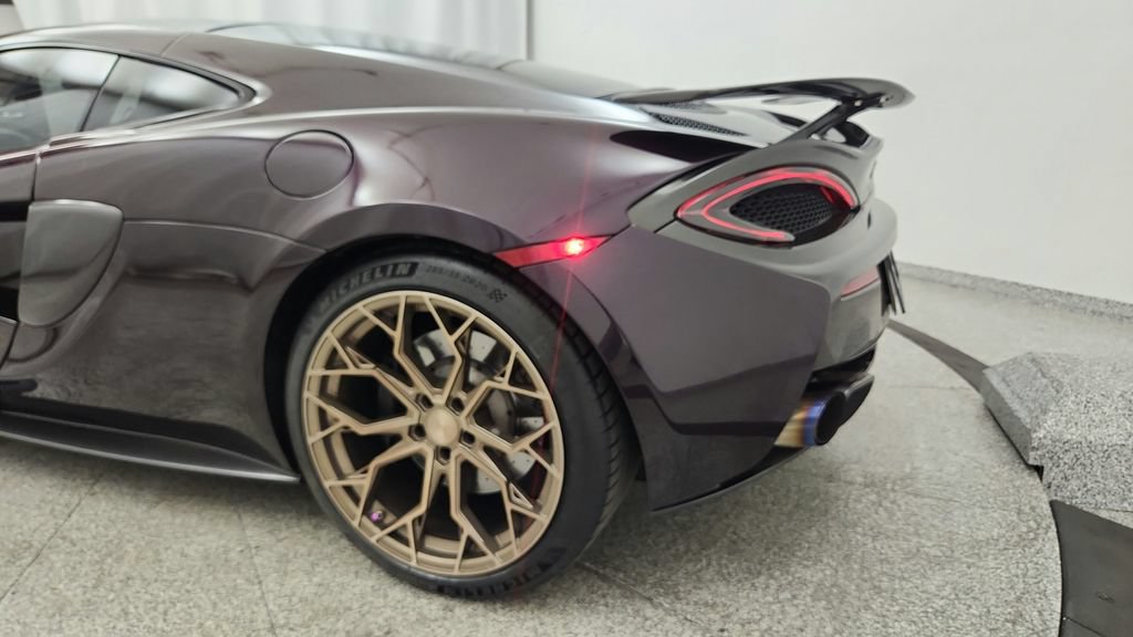 Used 2017 McLaren 570S RWD image 17