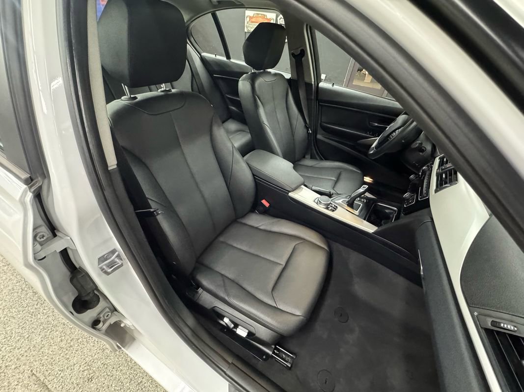 Used 2018 BMW 320i xDrive Sedan w/ Convenience Package image 21