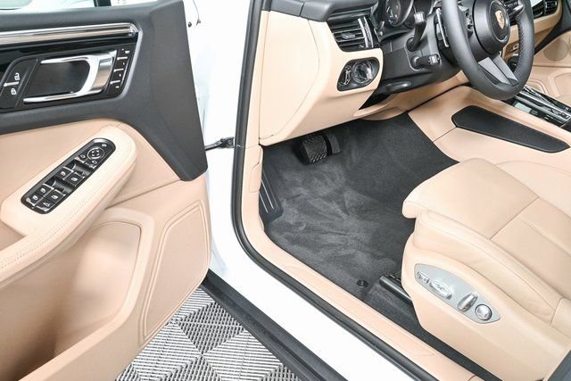 Used 2025 Porsche Macan image 7
