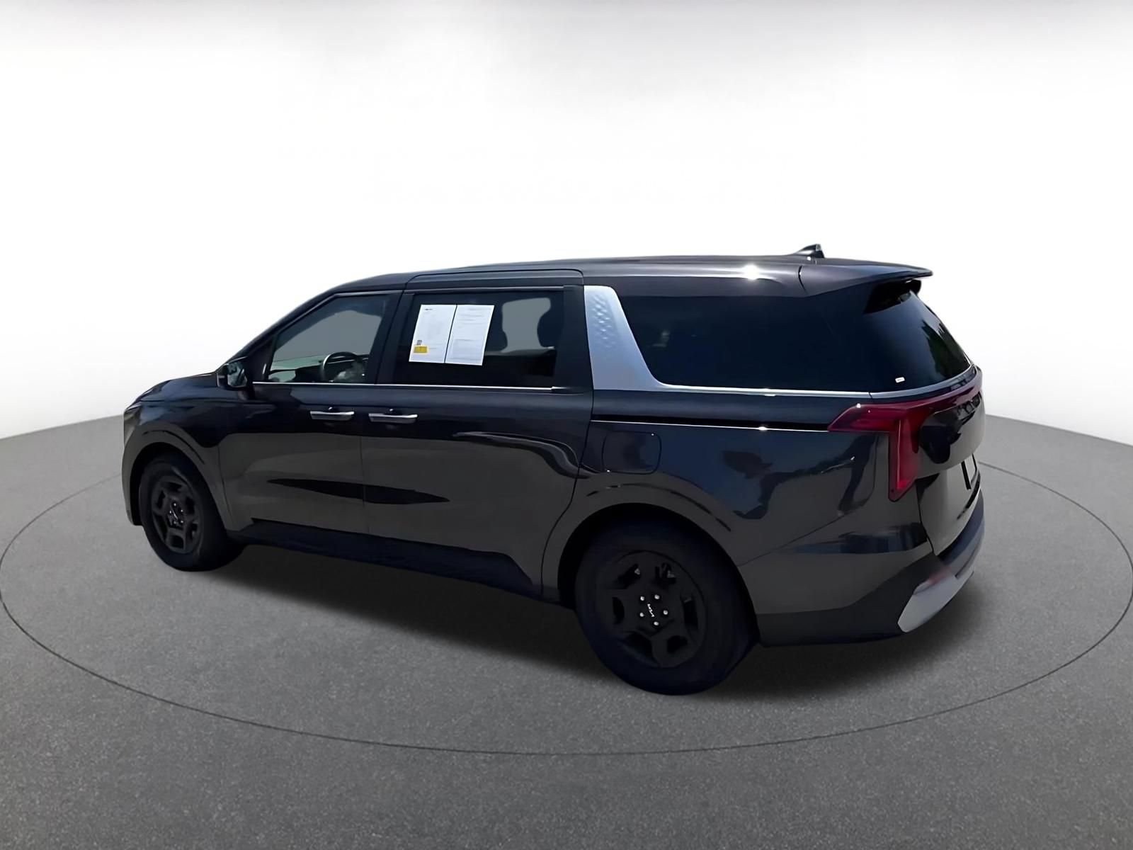 Used 2026 Kia Carnival FWD image 9