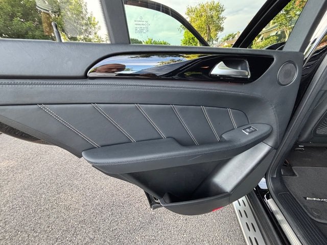 Used 2012 Mercedes-Benz ML 63 AMG 4MATIC w/ AMG Performance Pkg image 32