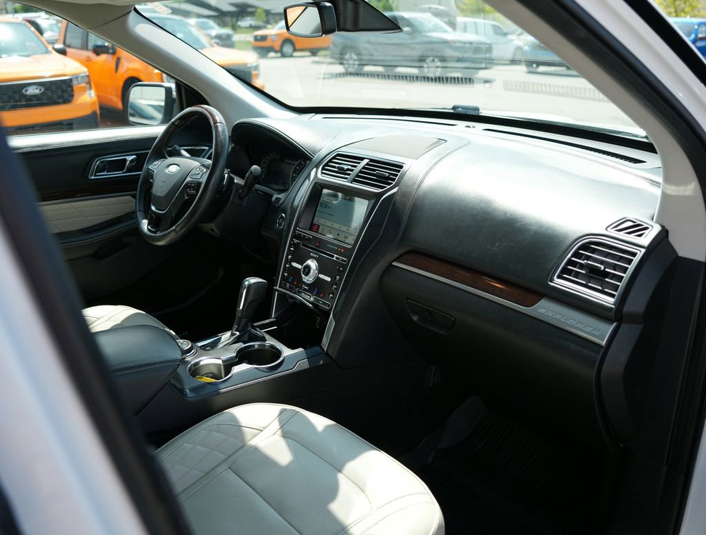 Used 2017 Ford Explorer Platinum AWD/4WD image 22