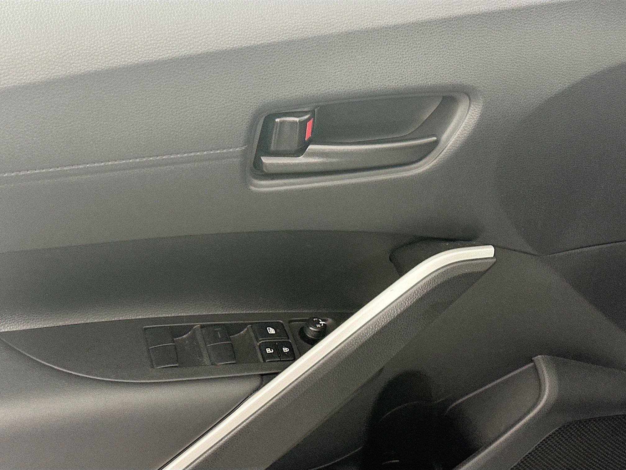 Used 2025 Toyota Corolla Cross LE image 15