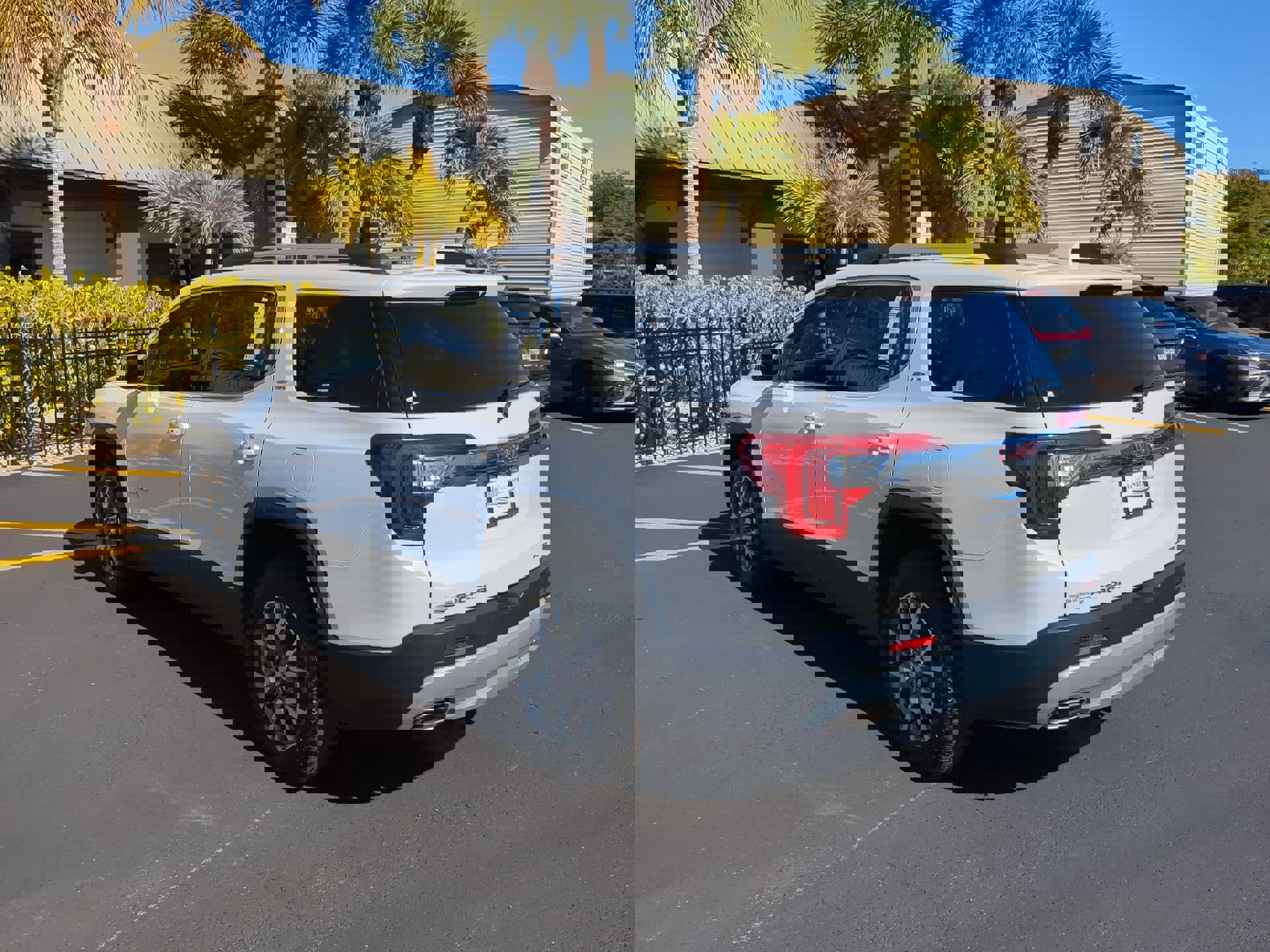 Used 2023 GMC Acadia SLT image 8