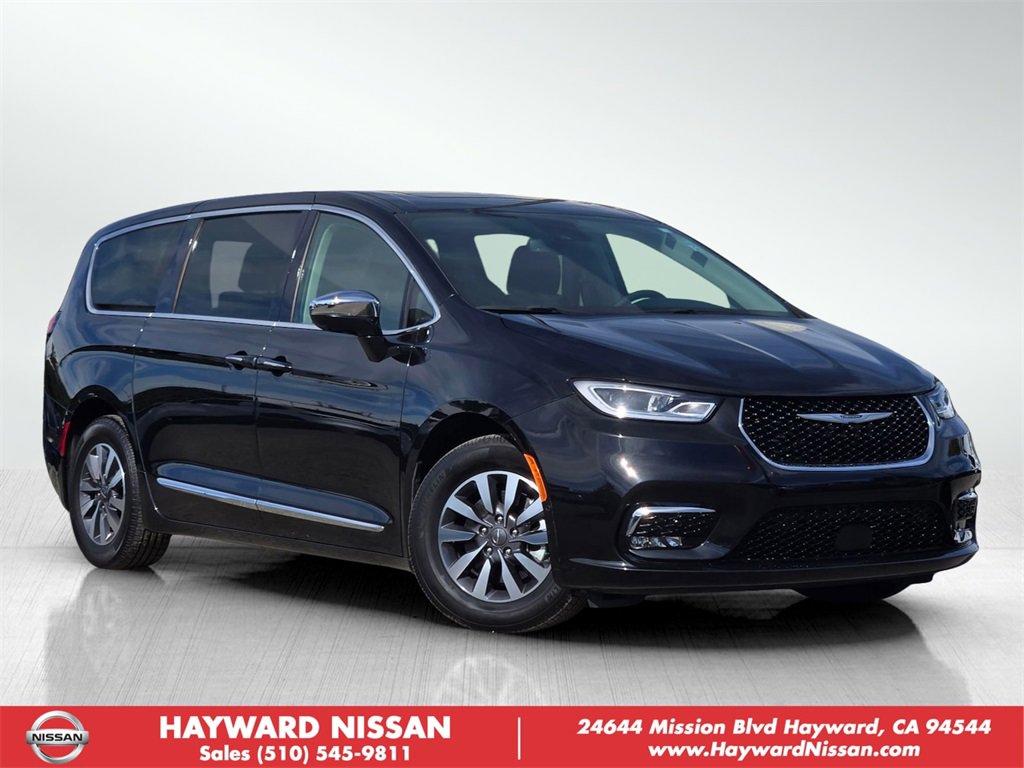 Used 2022 Chrysler Pacifica Limited w/ Uconnect Theater Family Group