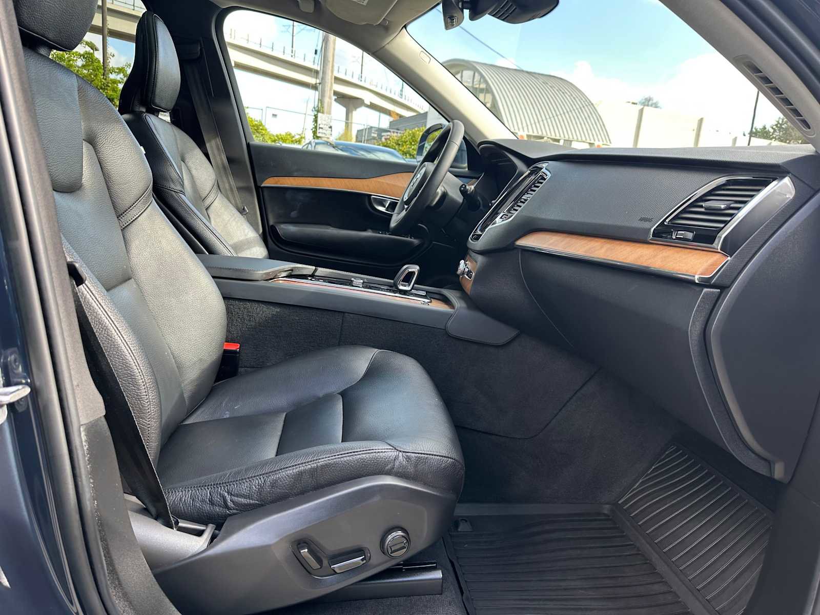 Certified 2023 Volvo XC90 T8 Plus AWD/4WD image 11