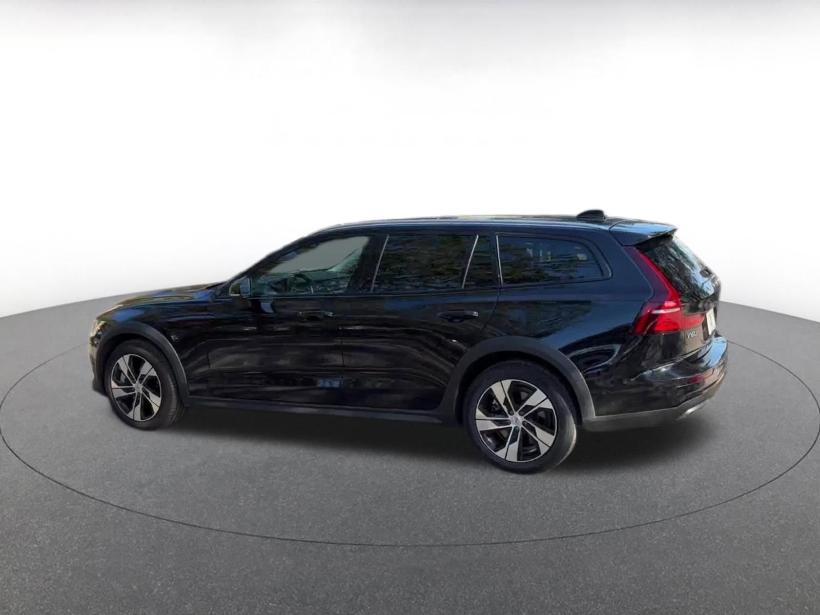Used 2025 Volvo V60 B5 Cross Country Plus image 9