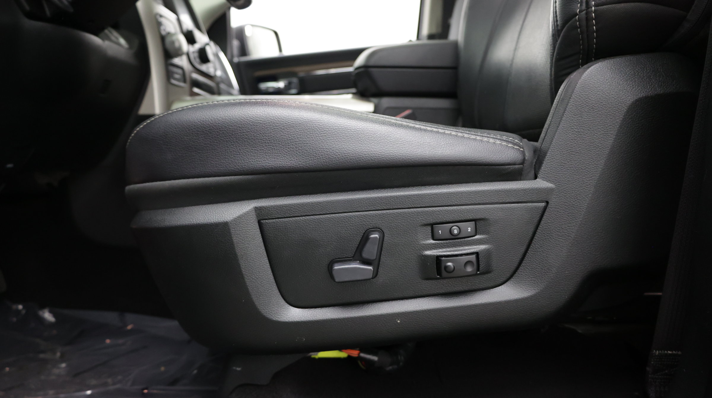 Used 2017 RAM 1500 Laramie w/ Convenience Group AWD/4WD image 18