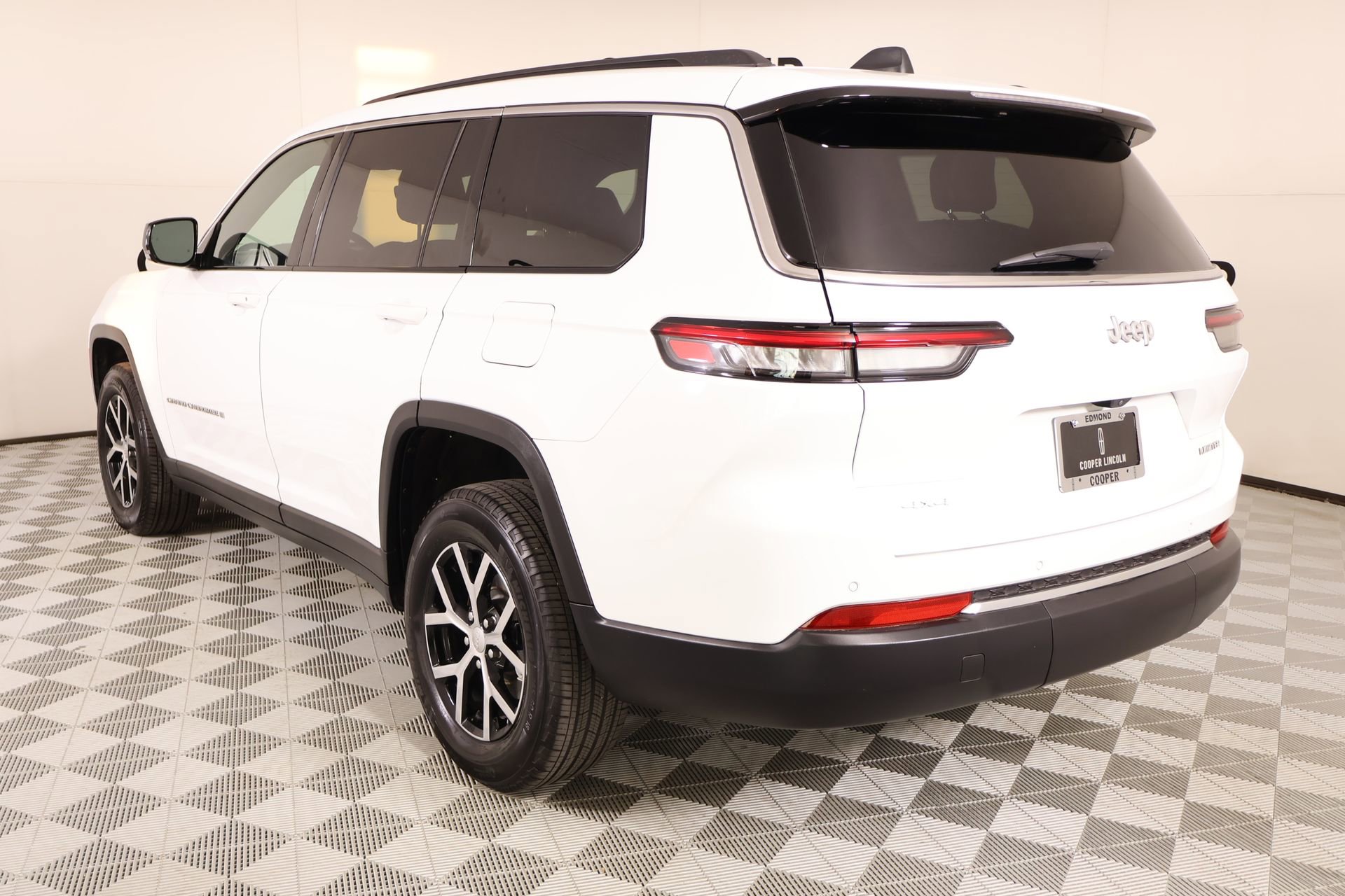 Used 2025 Jeep Grand Cherokee L Limited AWD/4WD image 25