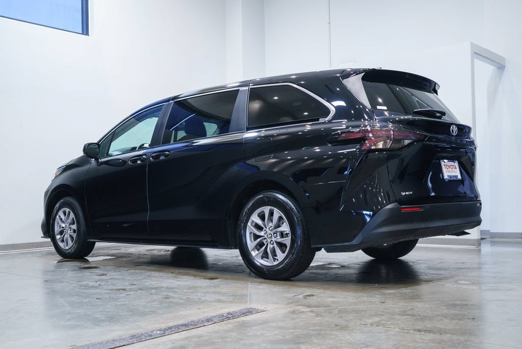Certified 2026 Toyota Sienna LE FWD image 7
