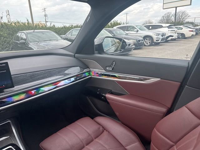 Used 2023 BMW 760i xDrive image 25