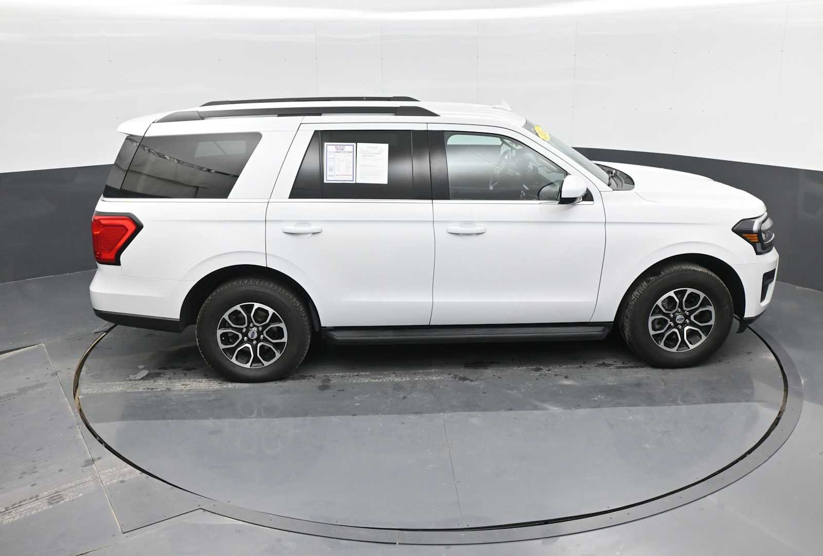 Used 2024 Ford Expedition XLT image 28