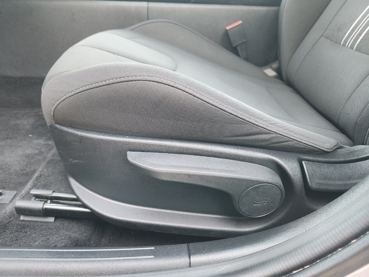 Used 2025 Hyundai Elantra SEL FWD image 23