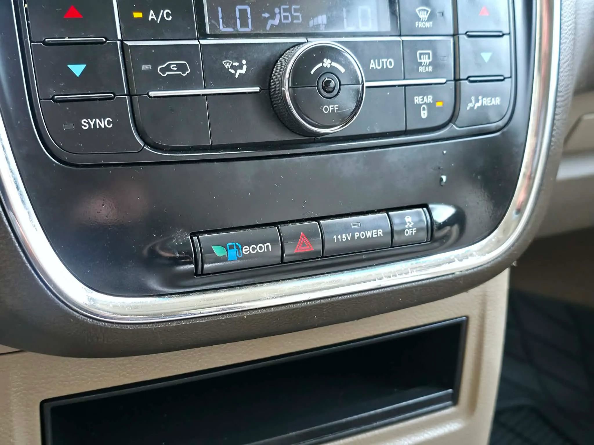 Used 2014 Chrysler Town & Country Touring FWD image 24