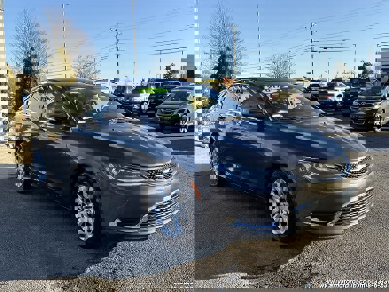 Used 2017 Chrysler 200 Limited Platinum image 3