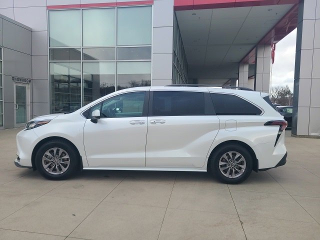 Used 2023 Toyota Sienna XLE image 4