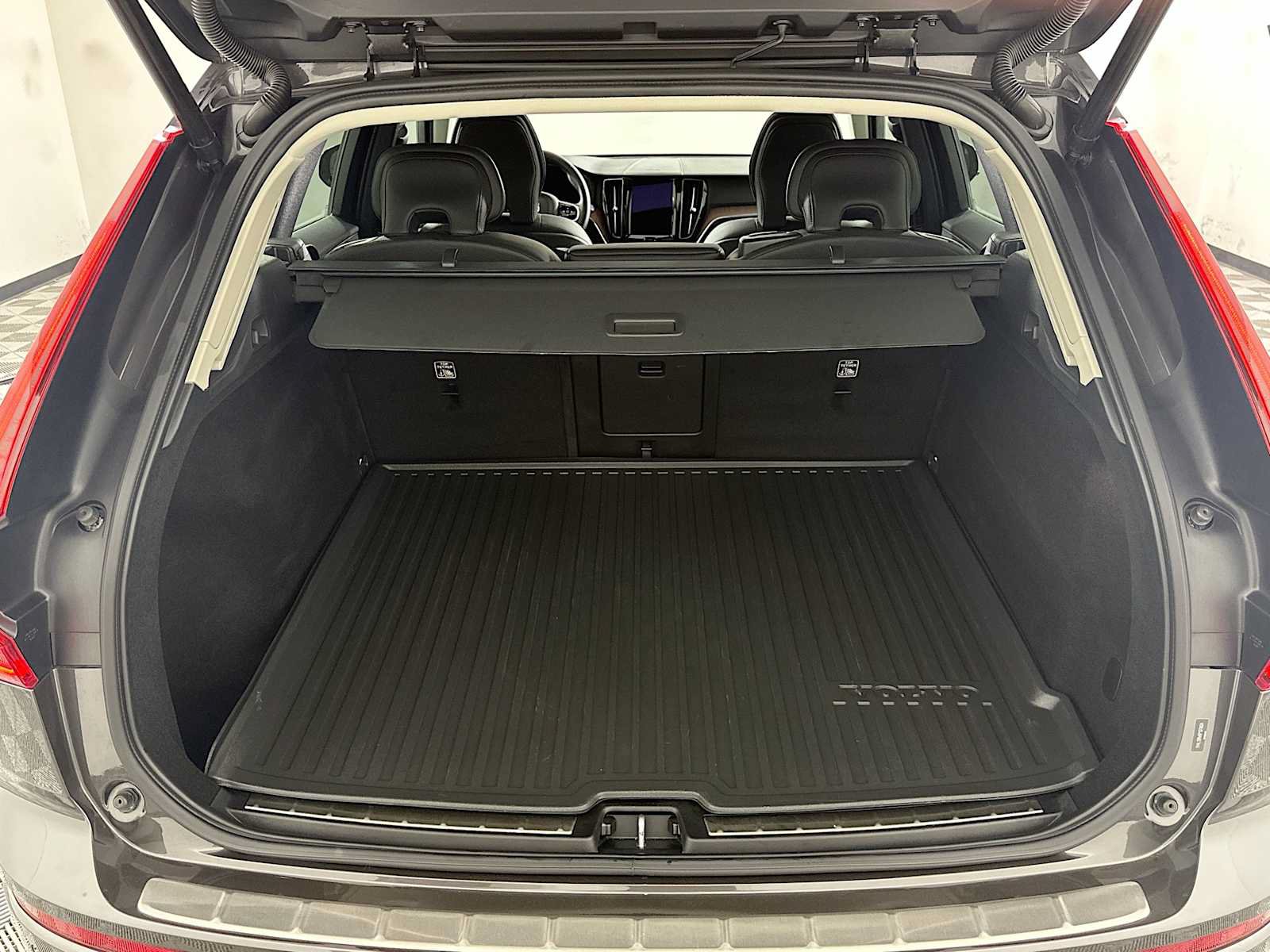 Used 2023 Volvo XC60 B5 Plus w/ Climate Package AWD/4WD image 24