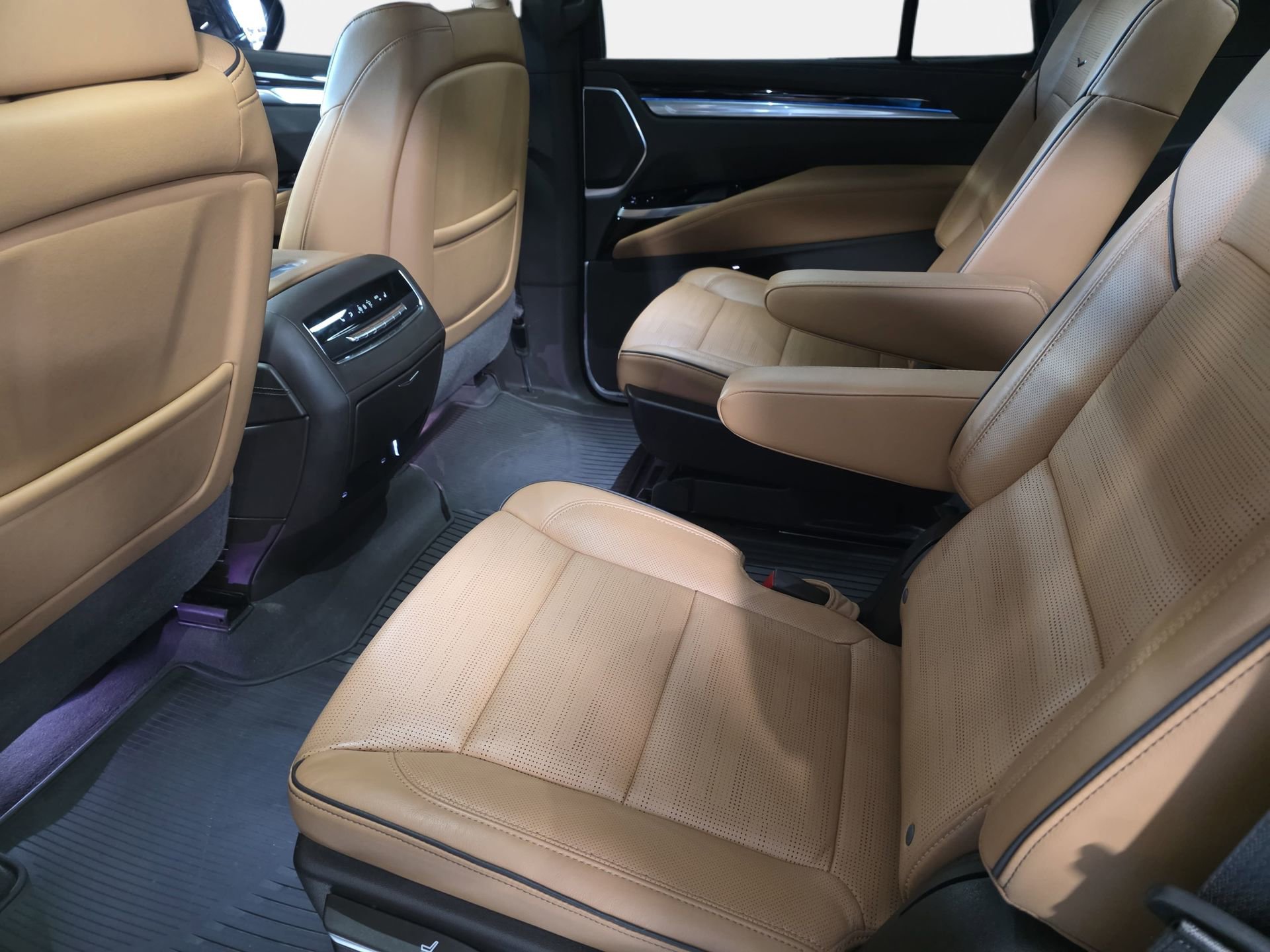 Used 2025 Cadillac Escalade Premium Luxury w/ Touring Package image 14