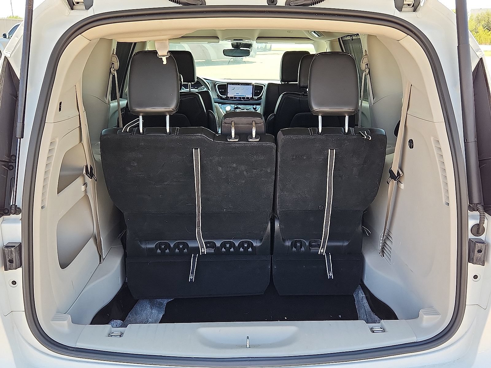 Used 2023 Chrysler Pacifica Touring-L FWD image 7