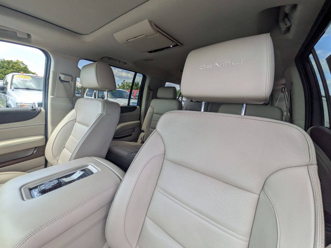 Used 2019 GMC Yukon XL Denali w/ Denali Ultimate Package AWD/4WD image 12