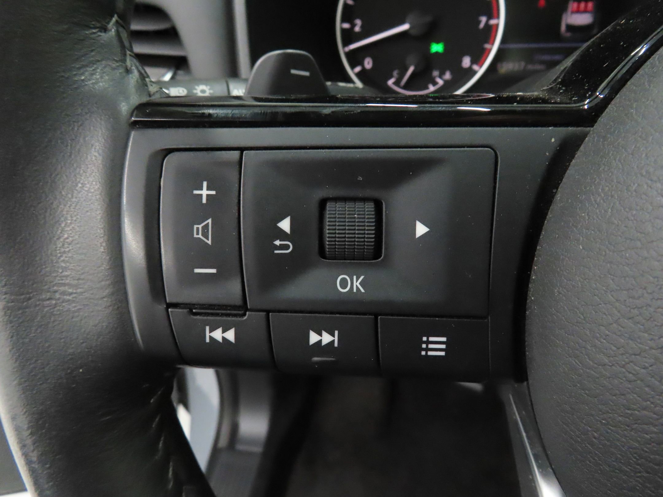 Used 2023 Nissan Rogue SL w/ SL Premium Package image 12