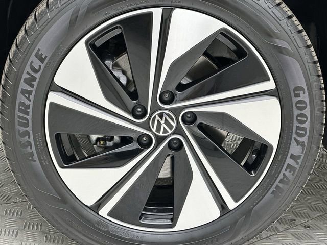 Used 2025 Volkswagen Taos SE image 11