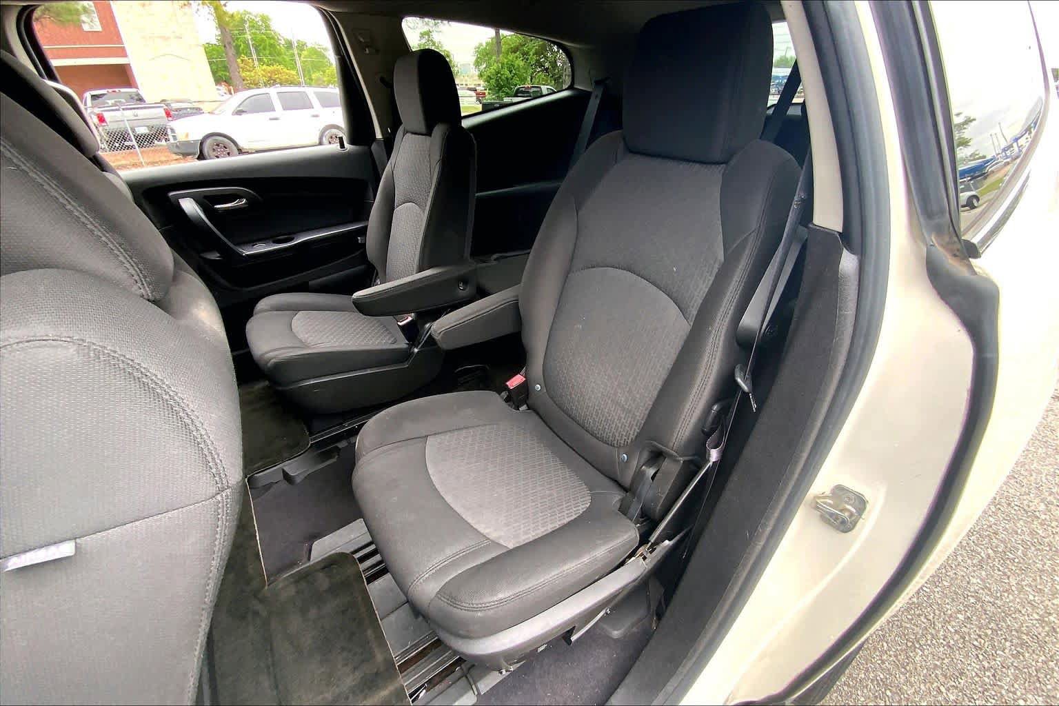 Used 2011 Chevrolet Traverse LT w/ White Premiere Package FWD image 20