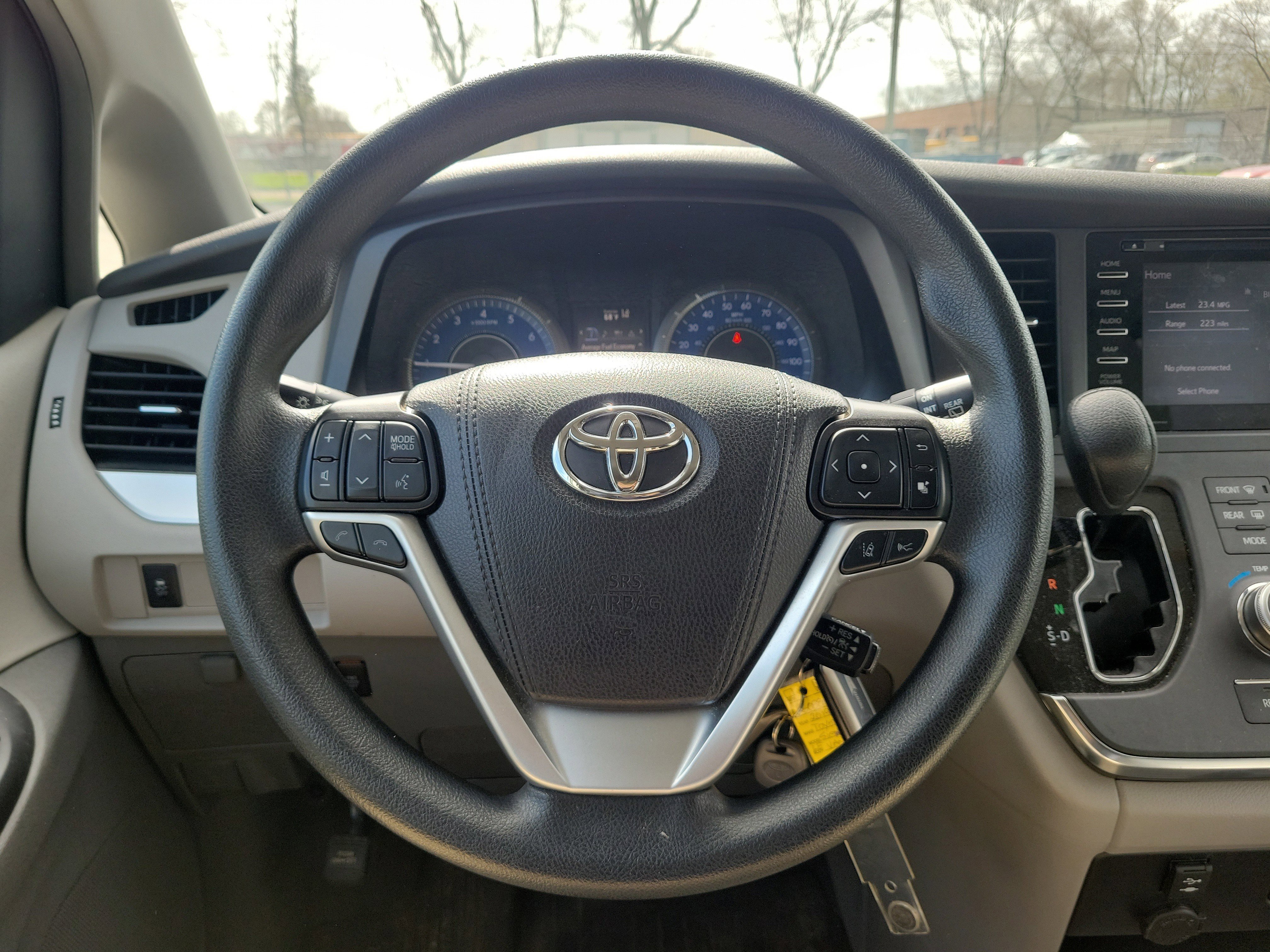 Used 2019 Toyota Sienna LE w/ Carpet Mat Package image 23