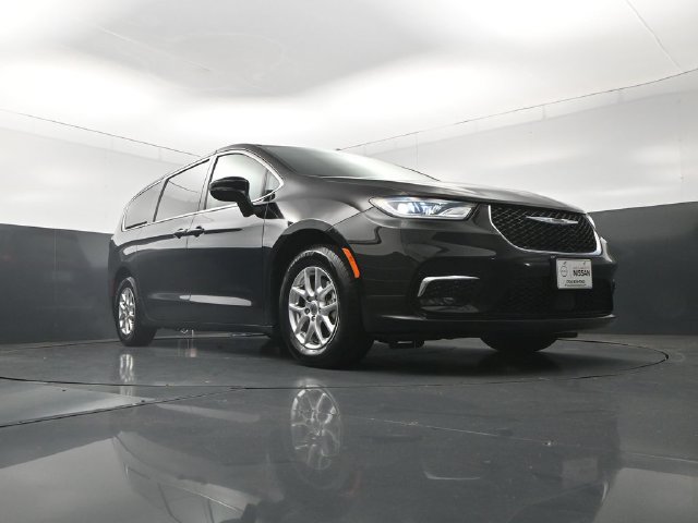 Used 2024 Chrysler Pacifica Touring-L FWD image 33