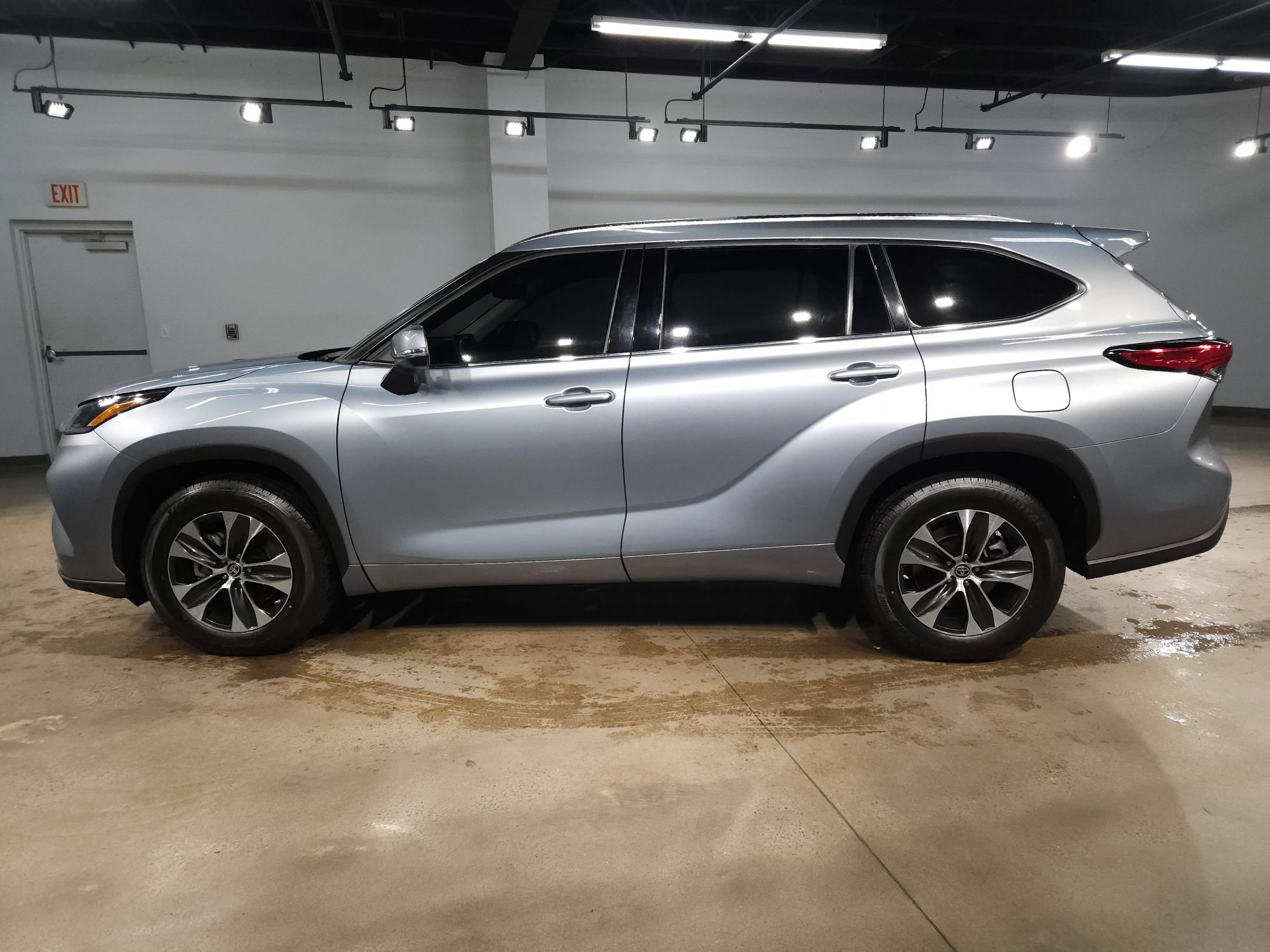 Used 2021 Toyota Highlander XLE FWD image 4