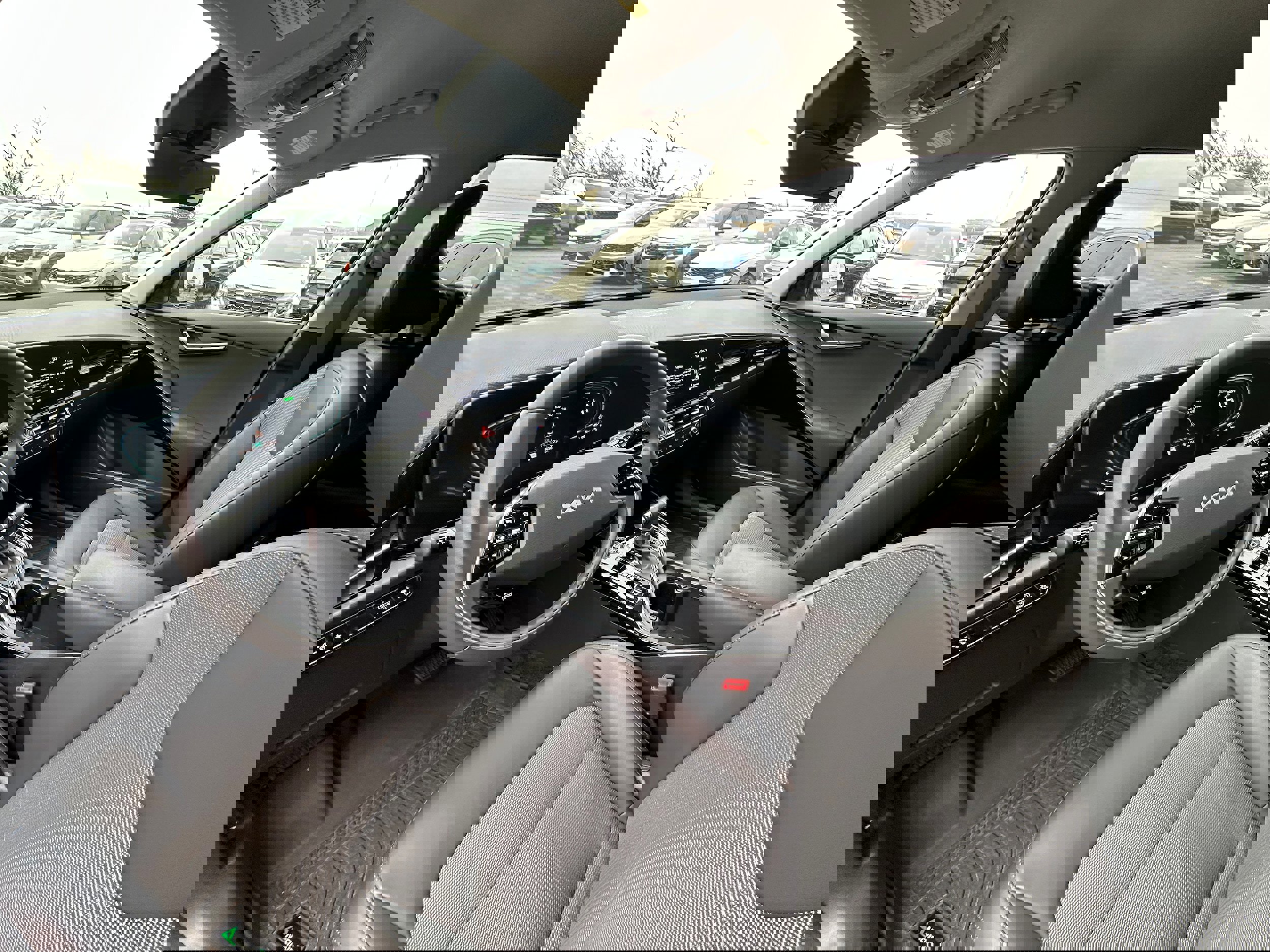 Used 2025 Kia Niro EX image 28