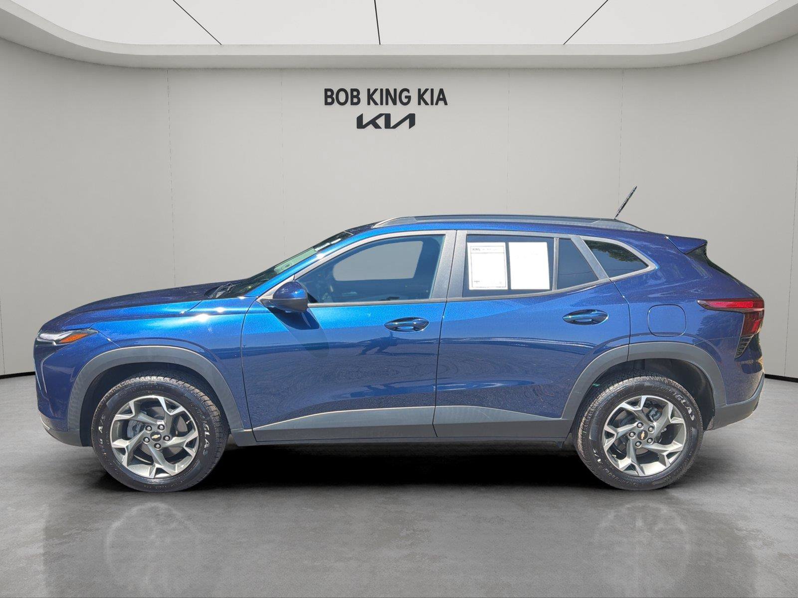 Used 2024 Chevrolet Trax LT w/ Driver Confidence Package FWD image 2