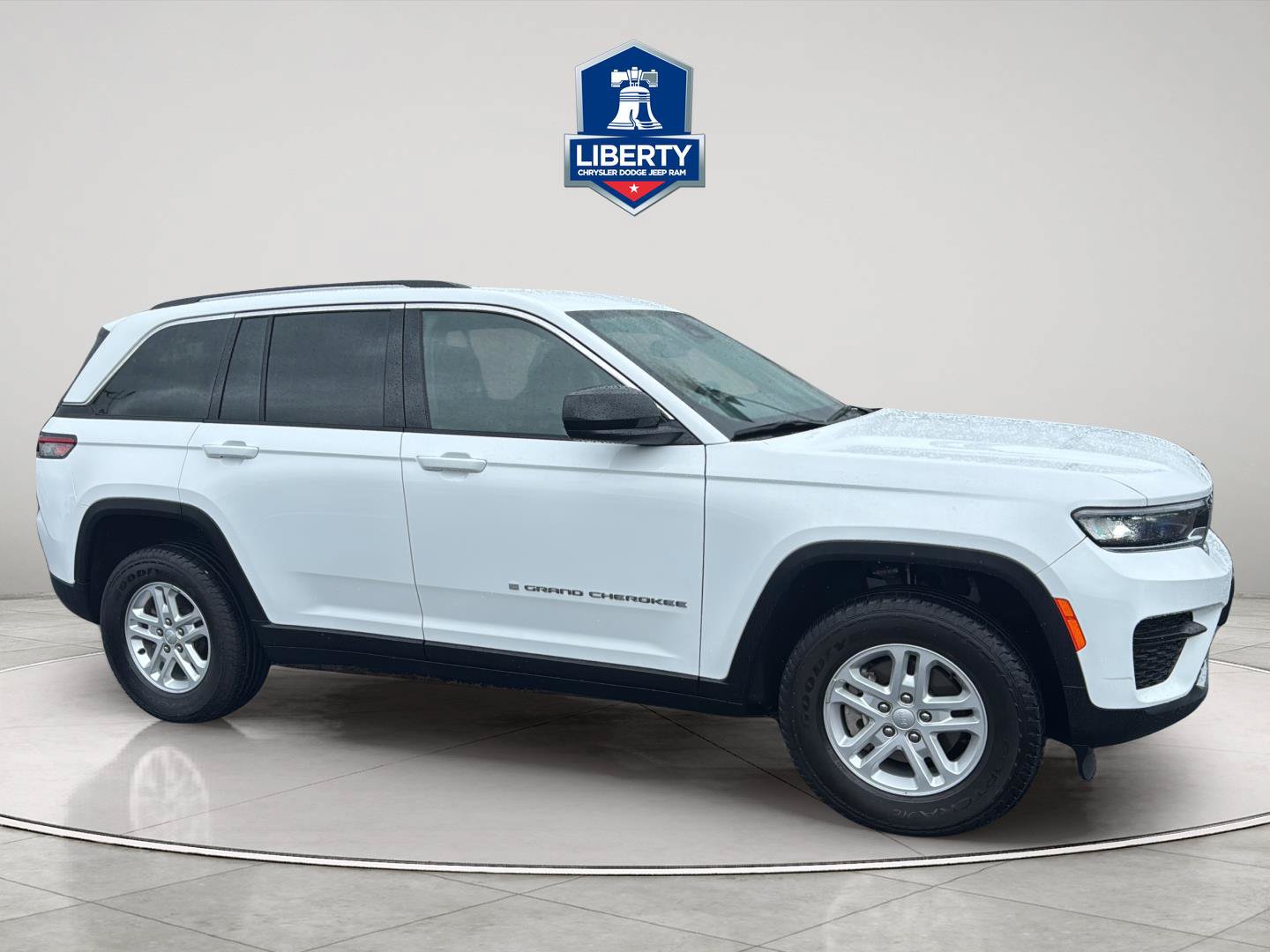 Used 2023 Jeep Grand Cherokee Laredo AWD/4WD image 14