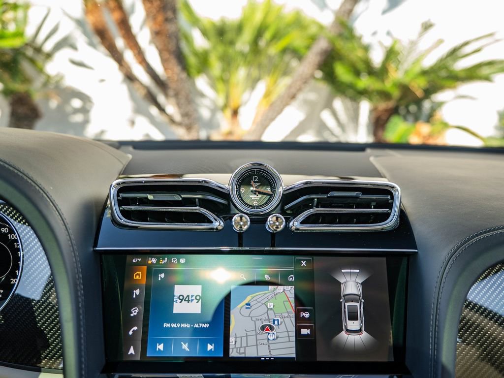 Used 2025 Bentley Bentayga image 26