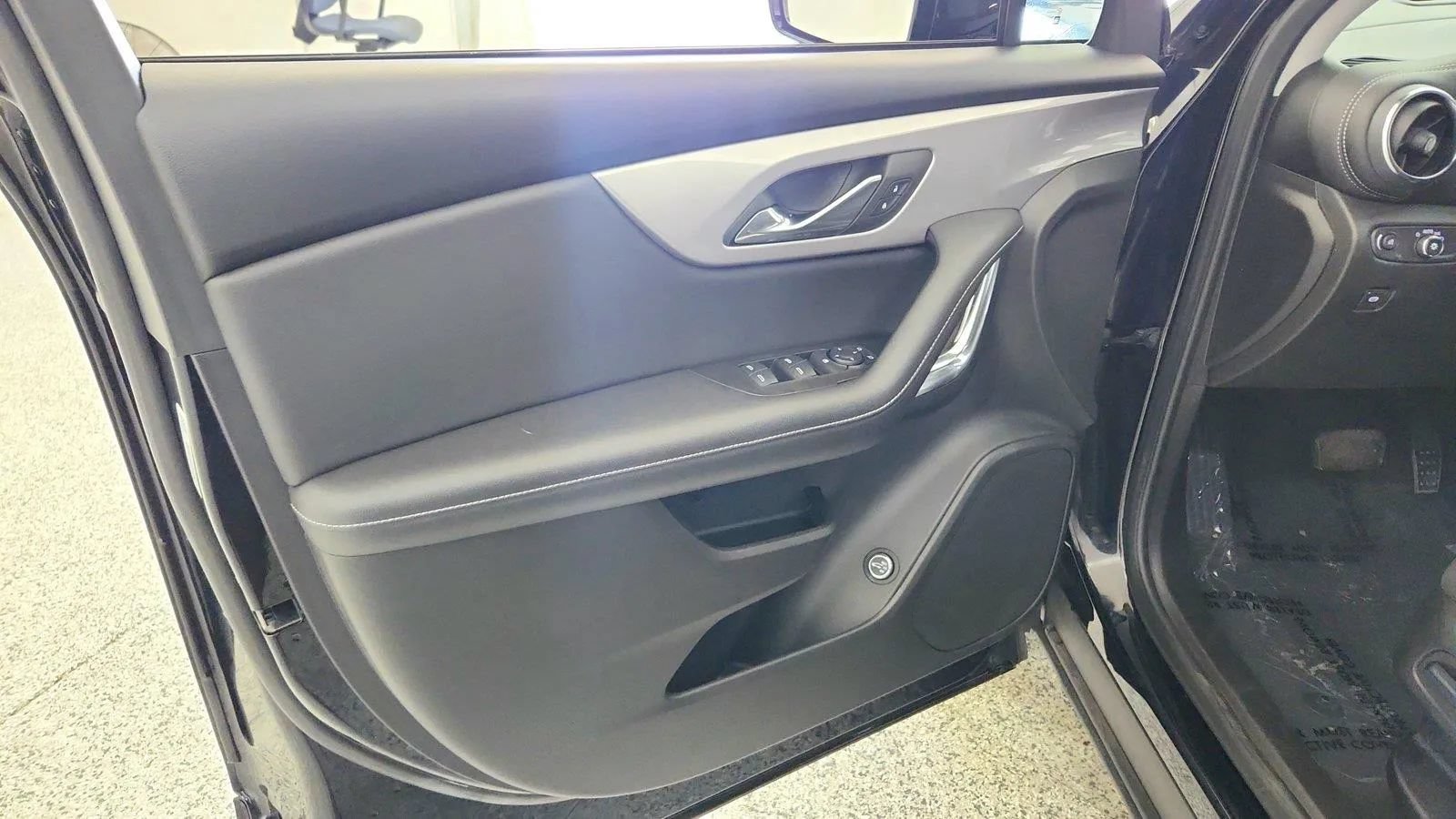 Used 2024 Chevrolet Blazer LT w/ Convenience Package FWD image 31