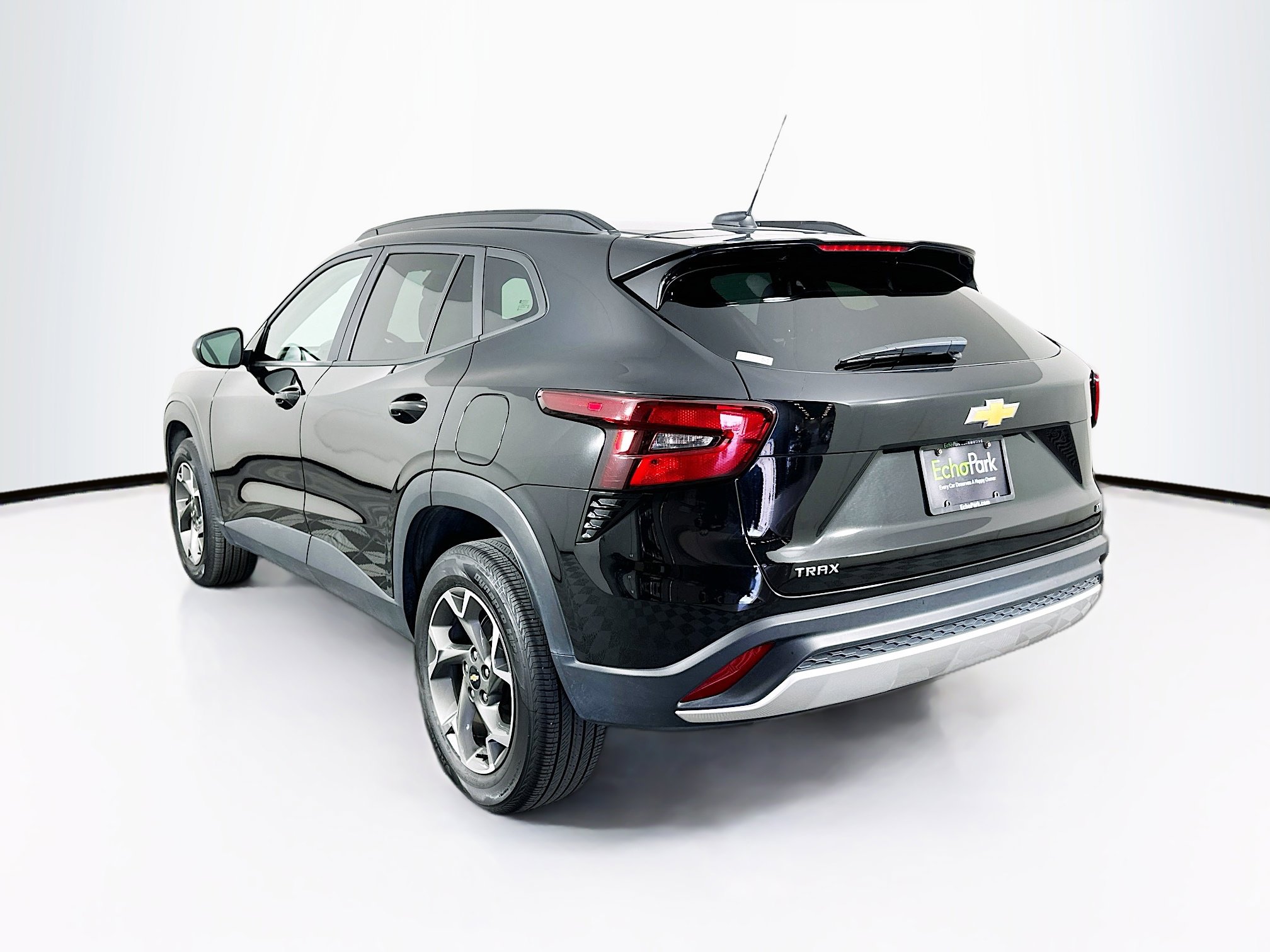 Used 2025 Chevrolet Trax LT FWD image 5