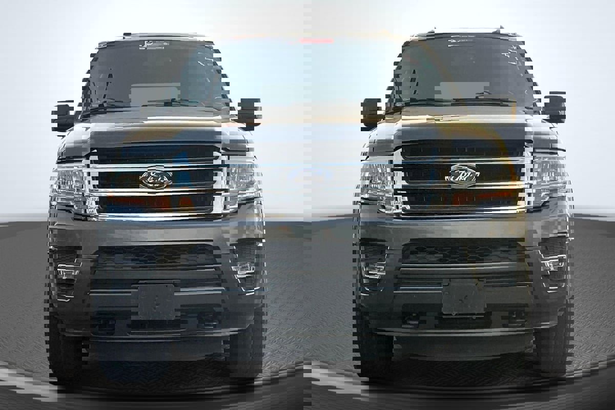 Used 2017 Ford Expedition XLT image 3