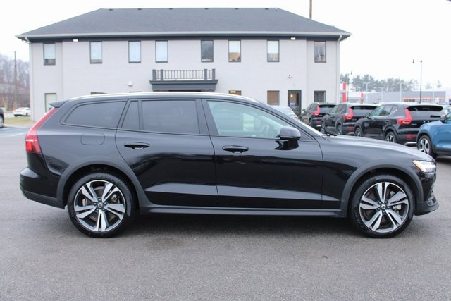 Used 2025 Volvo V60 B5 Cross Country Plus image 6