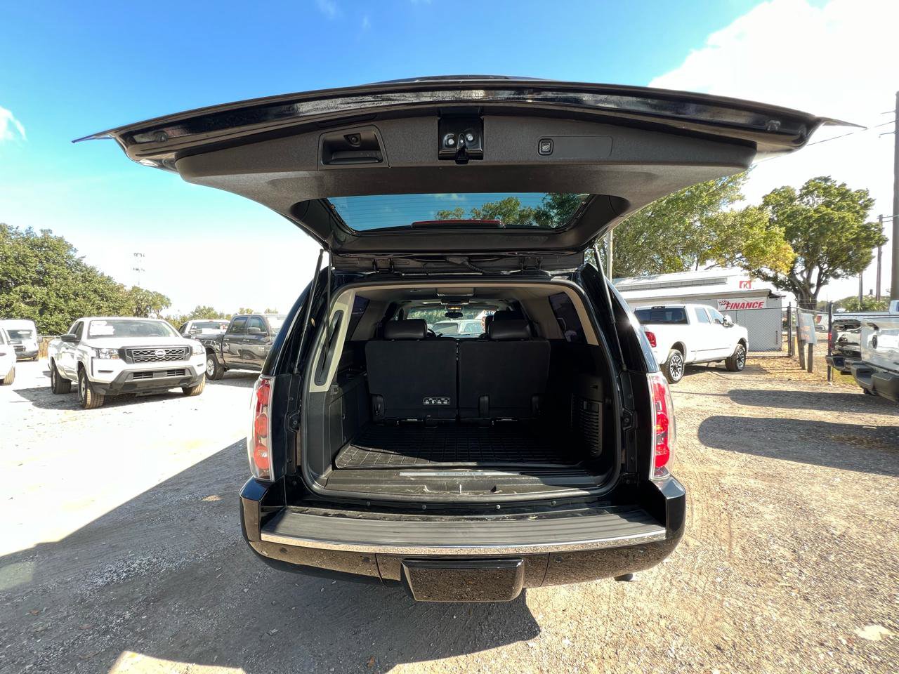 Used 2014 GMC Yukon XL Denali image 29