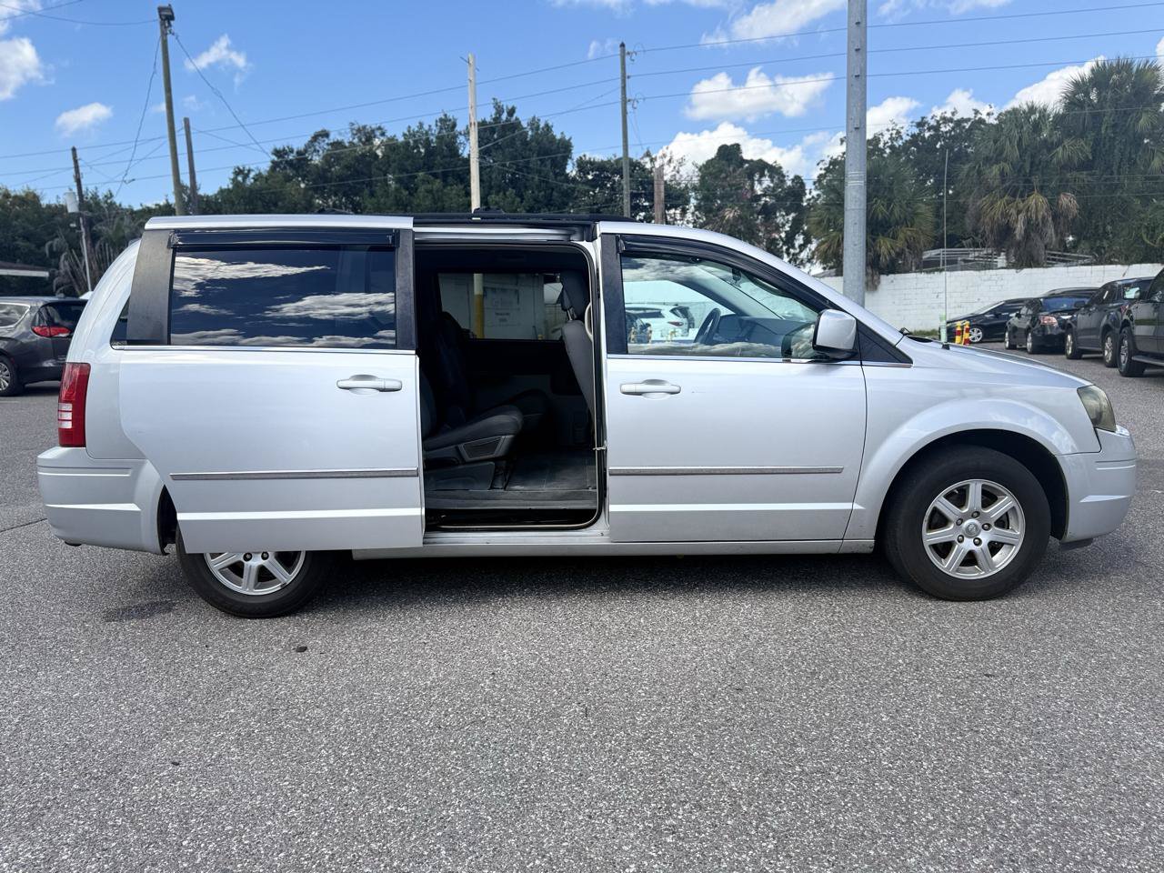 Used 2010 Chrysler Town & Country Touring FWD image 30