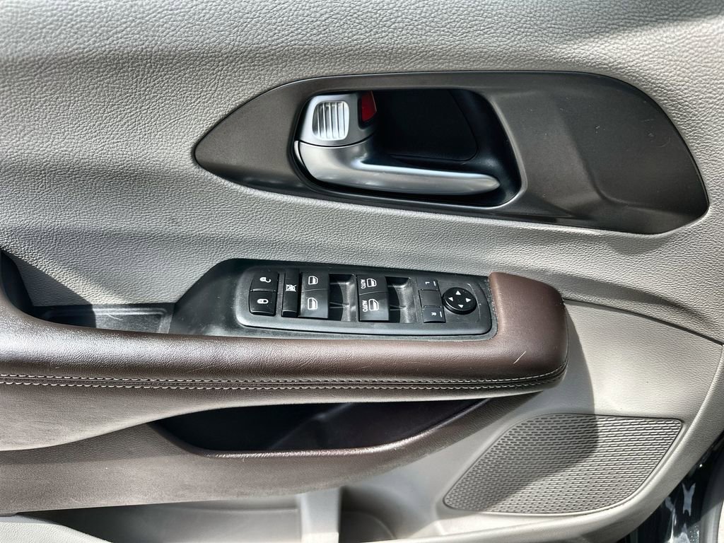 Used 2019 Chrysler Pacifica Touring-L FWD image 22