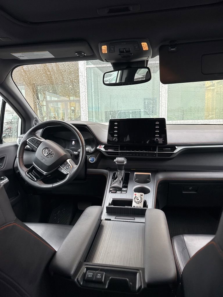 Used 2022 Toyota Sienna XSE w/ XSE Plus Package image 15