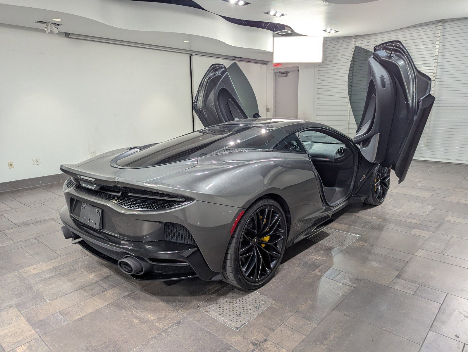 Used 2022 McLaren GT image 23