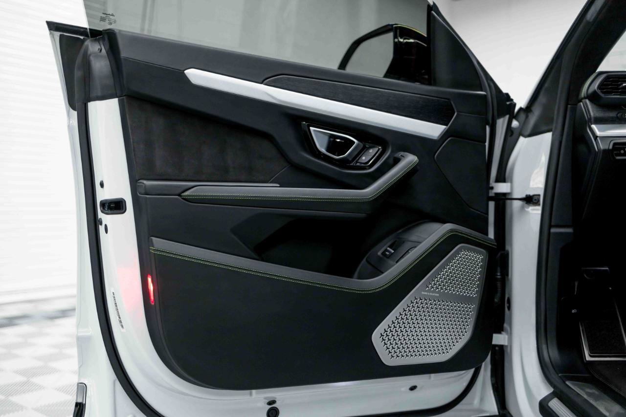 Used 2020 Lamborghini Urus Base image 34