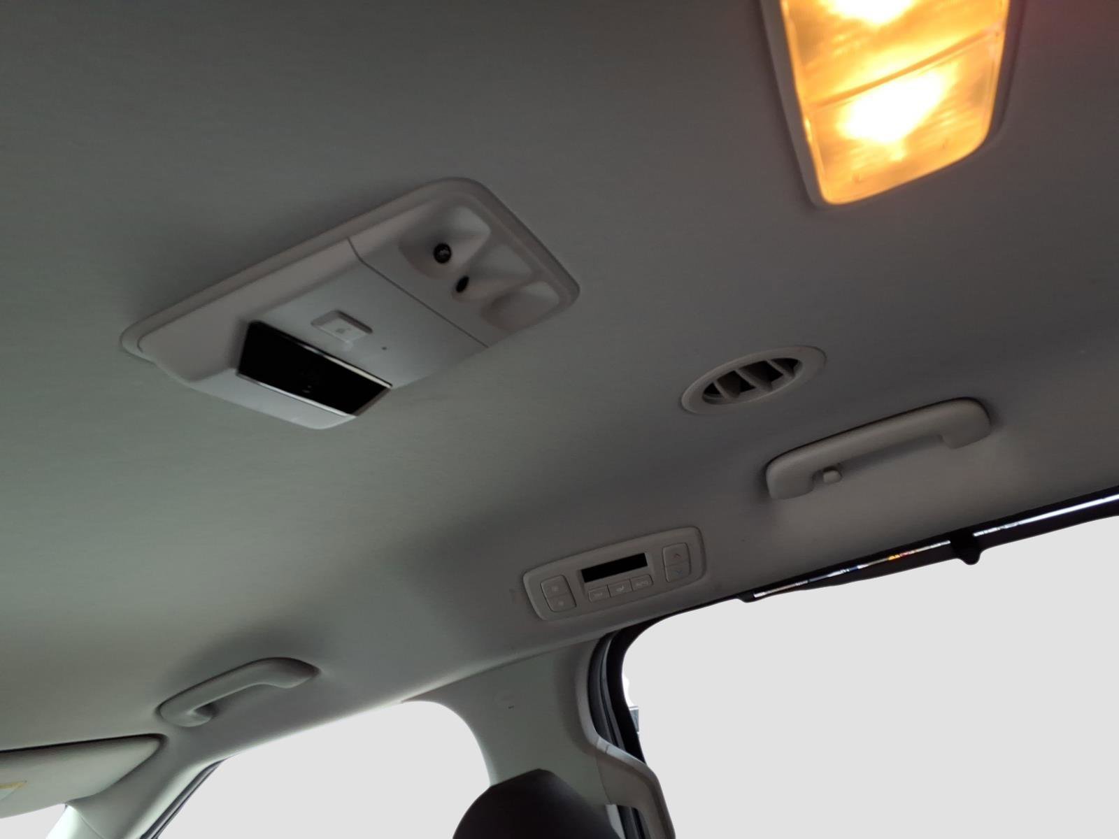 Used 2022 Kia Carnival EX image 16