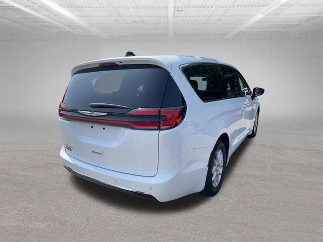 Used 2024 Chrysler Pacifica Touring-L FWD image 10