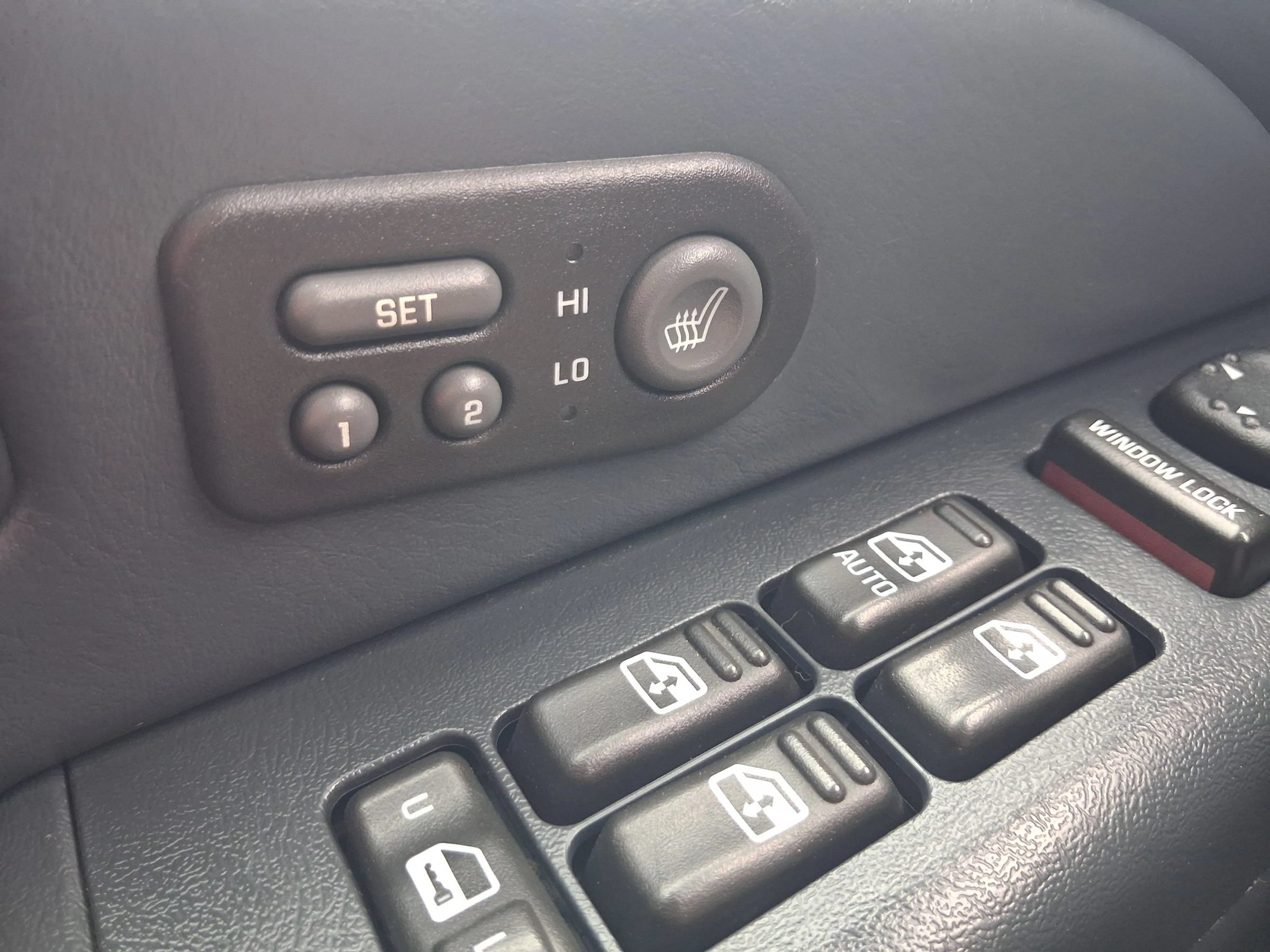 Used 2002 Chevrolet Avalanche 2500 w/ Convenience Pkg AWD/4WD image 13