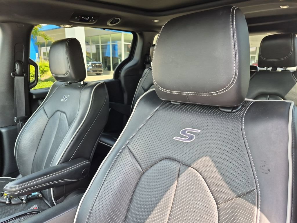 Used 2025 Chrysler Pacifica Limited FWD image 13