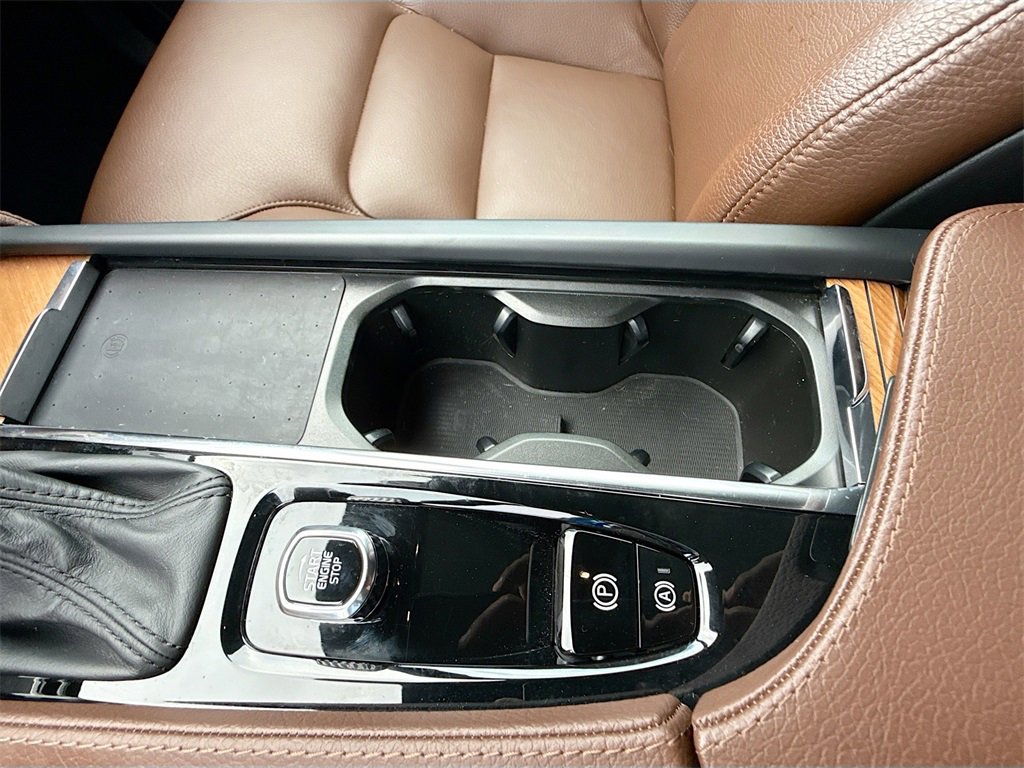 Used 2022 Volvo XC90 T6 Momentum image 22